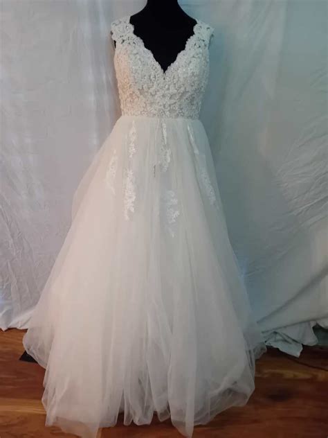 Size 18 Wedding Gowns: Best Styles 2023