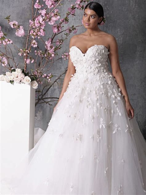 Stylish Wedding Dresses for Heavier Women: Discover Now!